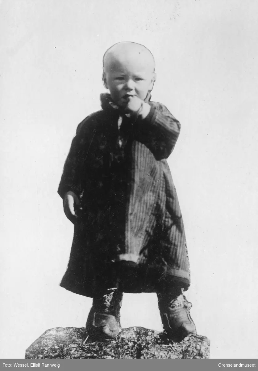 Liten koftekledt gutt fra Sandnes fotografert på Klokkerjordet, Kirkenes.
