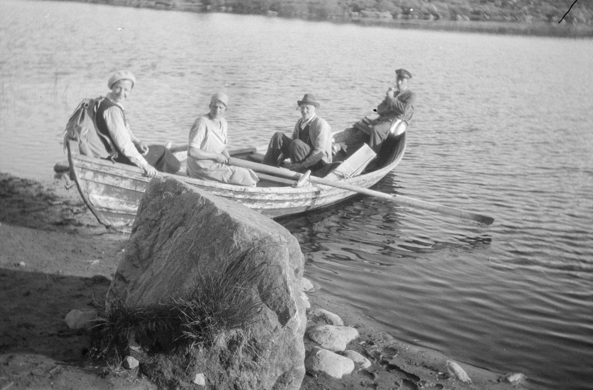 Fire personer i robåt ved Tjuruverket - Johanne Skatrud ved årene