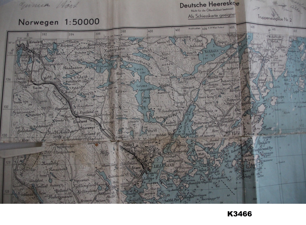 Tysk kart over Lillesand. Gulhvit og blå farge, sort skrift.