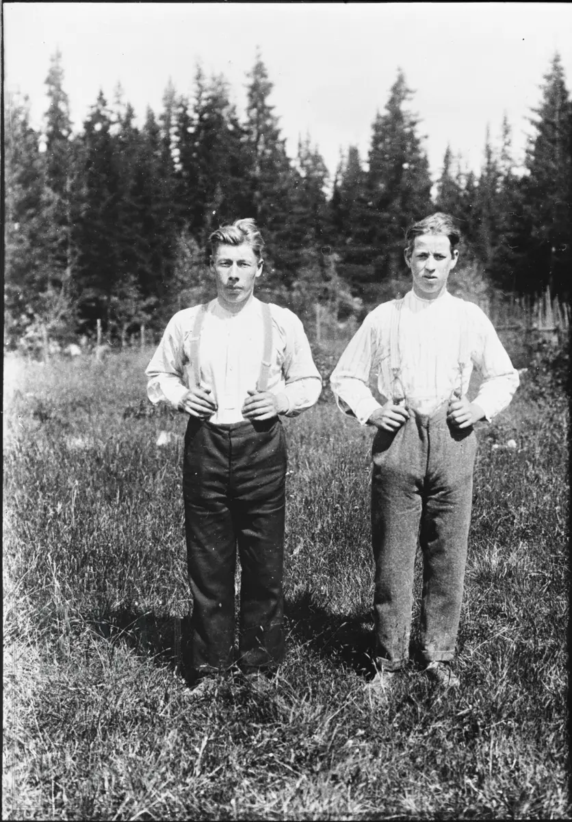 Fra venstre: Jens Roa, Olaf Løvlibråten. De står ute i ei eng.