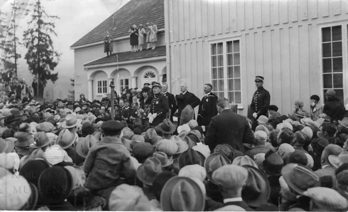 Kronprins Olav åpner Hadelandsutstillingen 1929.
