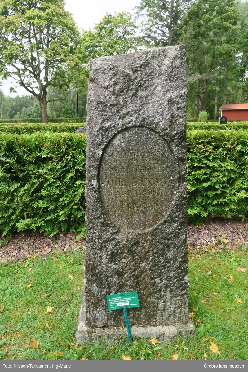 Järnboås kyrkogård Inventering av kulturhistoriskt värdefulla gravvårdar 2016, Kvarter 8.