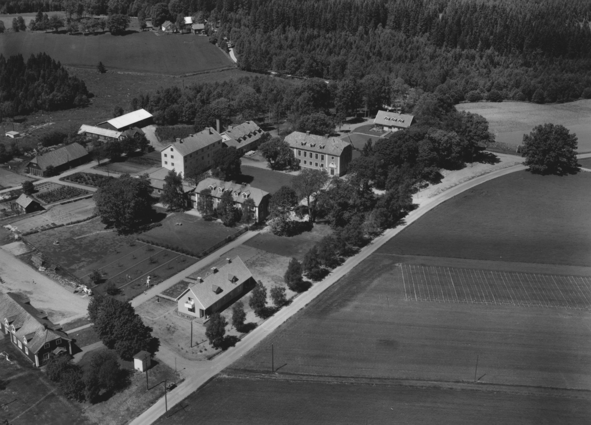 Flygfoto över Segerstads lanthushållsskola i Gislaveds kommun, Jönköpings län. Nr: 298/1957