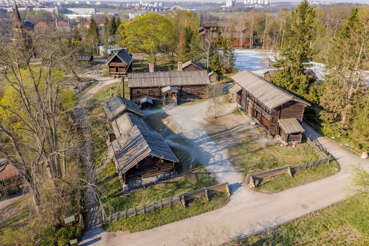 Älvrosgården skapades på Skansen under åren 1915-1916. Byggnaderna kommer från Älvros socken i sydöstra Härjedalen och är sammanförda med utgångspunkt i sin ålderdomliga karaktär. De har samlats in för att på Skansen ge en bild av hur man bodde i Härjedalen under 1600-, 1700- och i viss utsträckning ännu i början på 1800-talet. Älvrosgården består av ett boningshus, samt två uthuslängor. I fähuslängan ryms fähus, lider, hölada, stall med foderrum samt avträde. Uthuslängan rymmer sliplider, loftbod, portlider, loge och vedlider. Framför stallet ligger gårdsbrunnen med sin stora brunnsvipp. Utanför mangården ligger smedja, bastu, stolpbod, lekstuga. Ytterligare en bit bort finns utmarksbebyggelse i form av ett eldhus och två hölador.