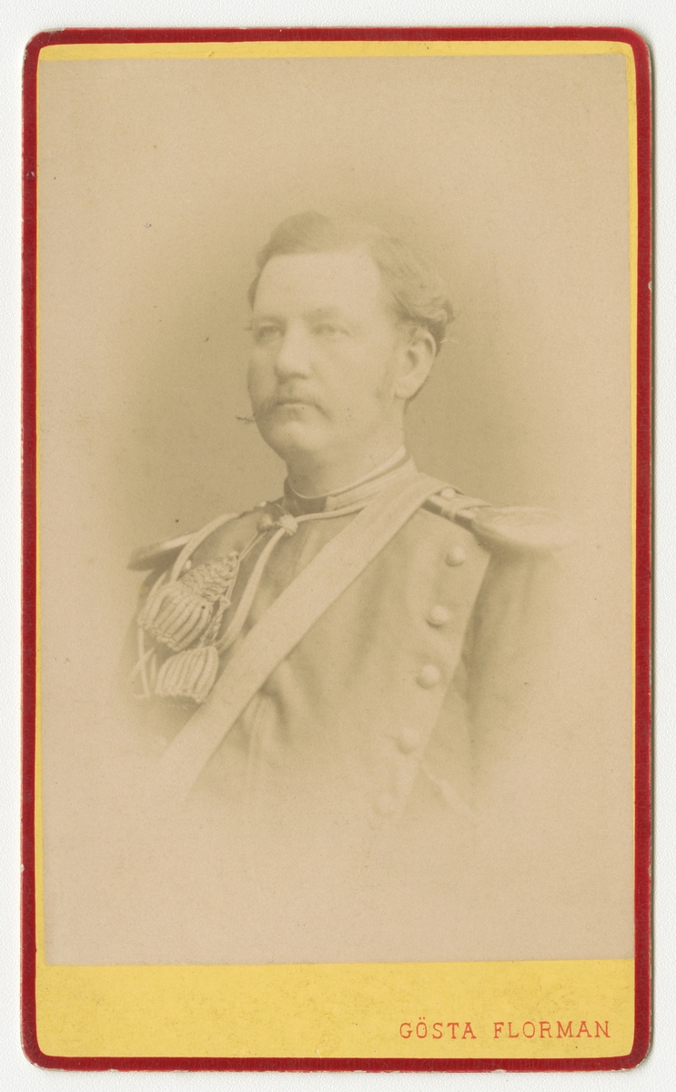 Porträtt av Carl Gustaf Theodor Bennet, ryttmästare vid Skånska dragonregementet K 6.

Se även bild AMA.0009415 och AMA.0021623.