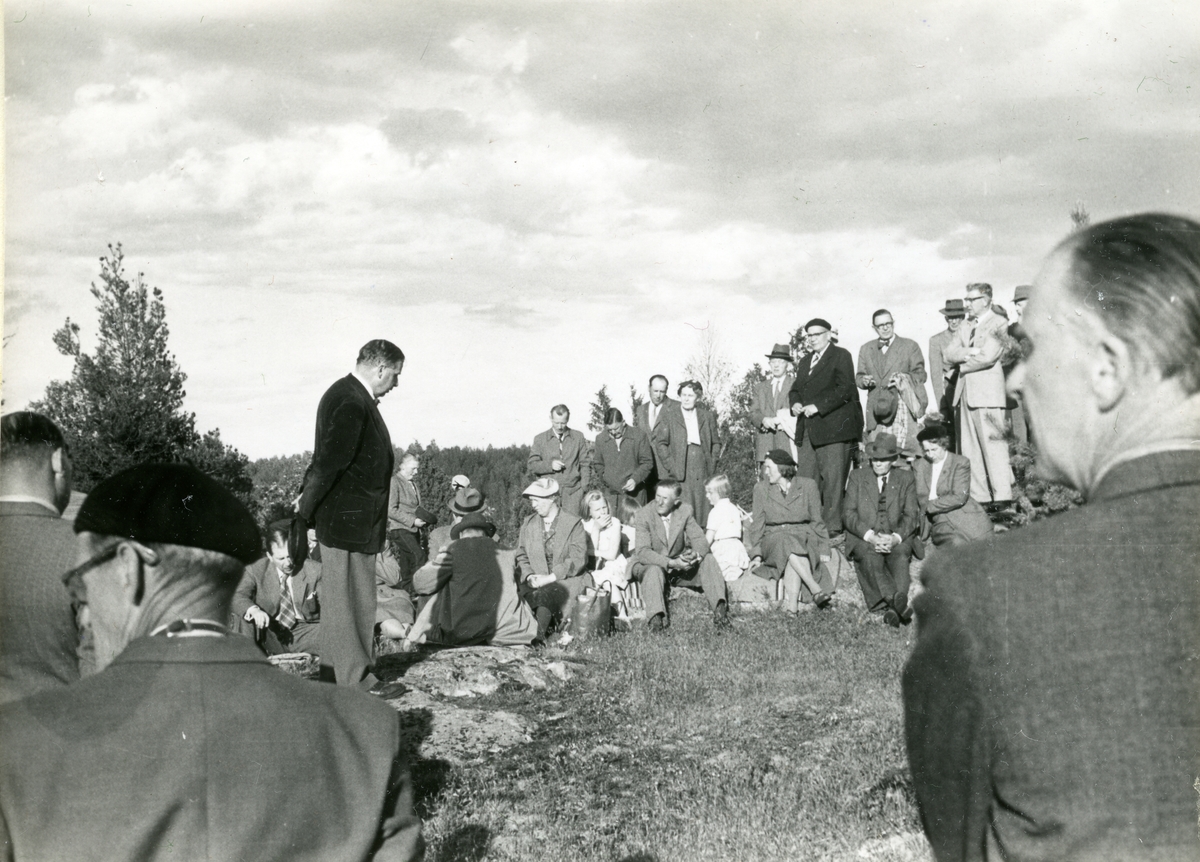 Kung Karl sn, Kungsör.
Kungsör Hembygdsförenings fornminnesutfärd den 1 juni 1957.
Sven Drakenberg berättar för deltagarna.