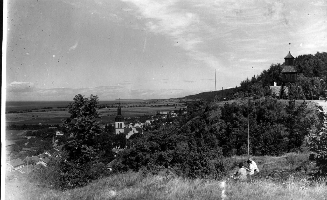 En bild från så kallade Björkmans kulle på Grännaberget, norrut. Till vänster nedanför berget skymtar kyrka och till höger klockstapeln och kaffestugan vid friluftsmuseet på Grännaberget.