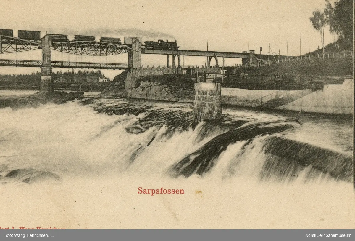 Damplokomotiv, trolig type 9a, med godstog på brua over Sarpsfossen.