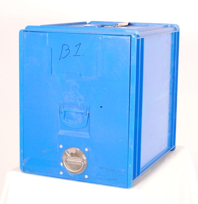 "TR SERVICE"
Boxen är av blå plast och har frontlucka som kan fällas upp och skjutas in i överkant.
Hållare för adresslapp på frontluckan (bxh 152x72 mm). Där står skrivet "B.1." med svart tusch. Luckan låses med ett vred av metall i nederkanten. Vid låset finns även möjlighet att sätta hänglås eller plomb. Lådan har 5 skenor på vardera sida invändigt för antingen brickor, 3 mindre lådor eller som i det här fallet, 2 större lådor.
Bärhandtag i plast på ovansidan. Detta gick dock ofta sönder och har bytts ut till ett i metall på många andra boxar.
Boxen innehåller 2 lådor i ljusblå plast. (lxbxh 394x276x141) Båda märkta med "TR SERVICE".

Se även 18362:1 som är en likadan box, innehållande 3 mindre lådor. Den är dock från Service på tåg.
Lådorna har för övrigt hantag på alla fyra sidor samt en liten etiketthållare frampå.