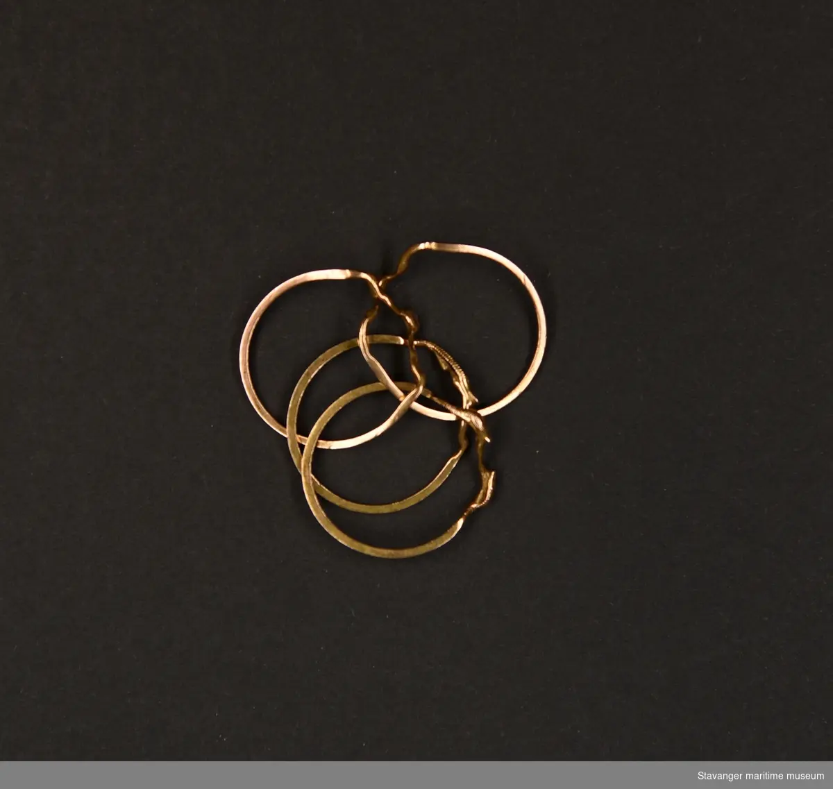 Fire gullringer som henger sammen. Skal settes sammen til en ring. Hver enkelt ring har hver sitt bladornament.