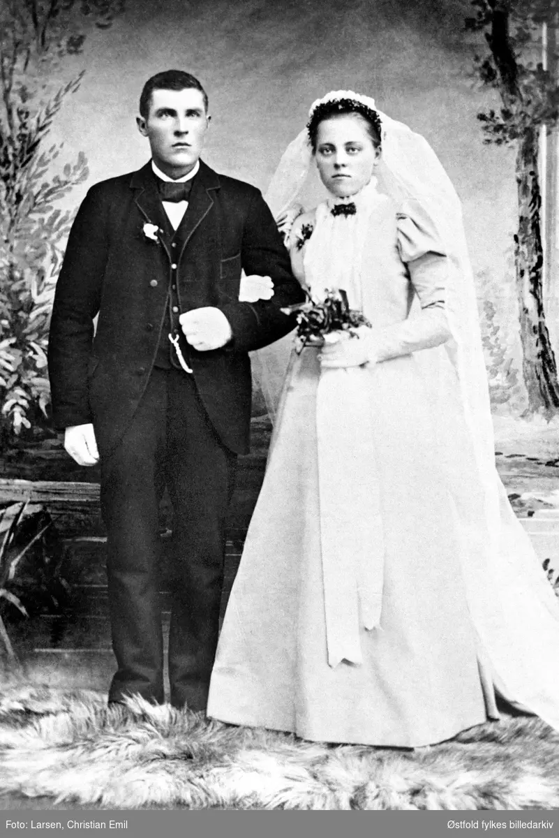 Brudeparet Johannes Brusevold og Anna f. Faleide Brusevold, visittkort datert 1896-99.  Anna var fra Nordfjord. Paret bodde i Varteig.