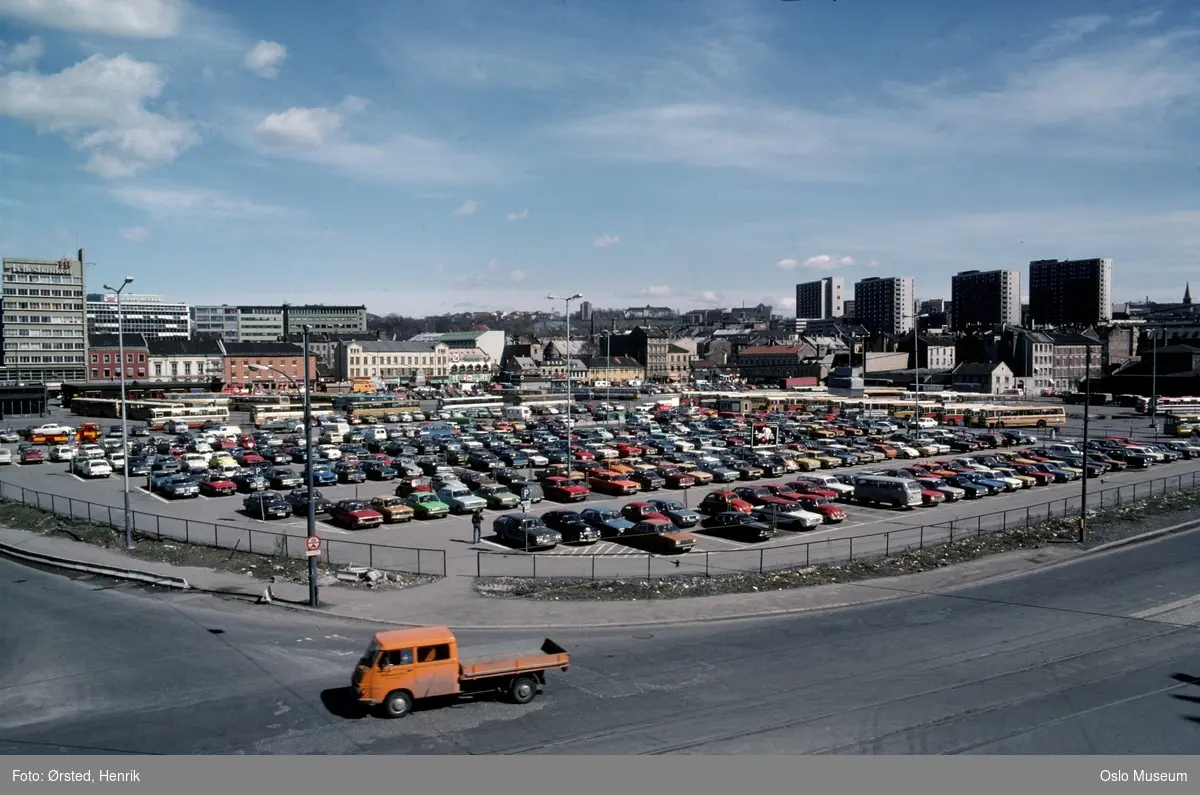 Grønlands torg, parkeringsplass, biler, busser, T-banestasjon, kontorbygninger, bygårder, boligblokker