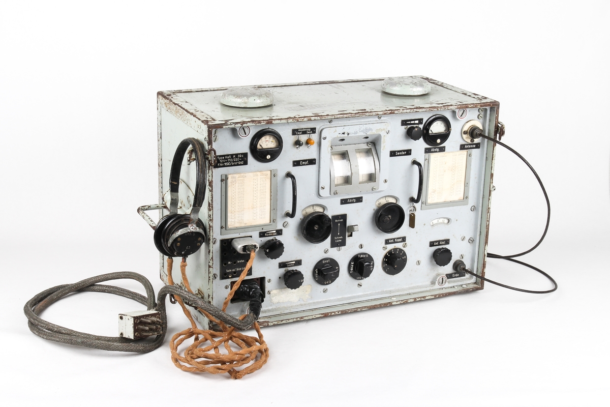 Radiosender og mottaker med tilhørende øretelefoner, mikrofon og telegrafnøkkel
