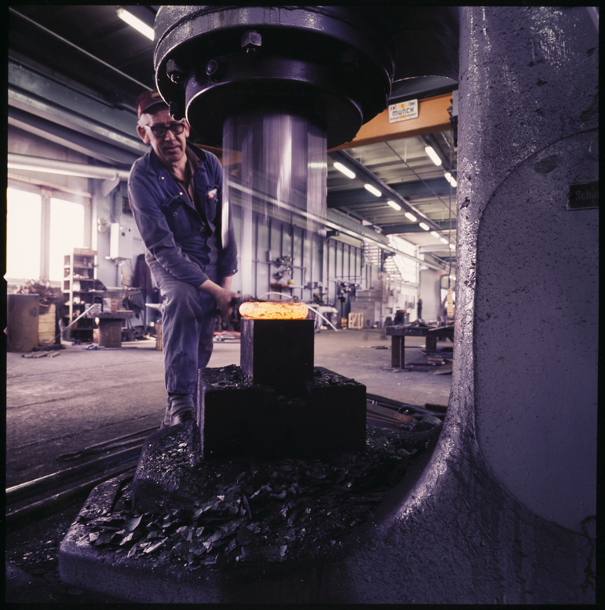 Smeden Mikkelsen i arbeid med støping av metall på Haugesund Mekaniske Verksted.