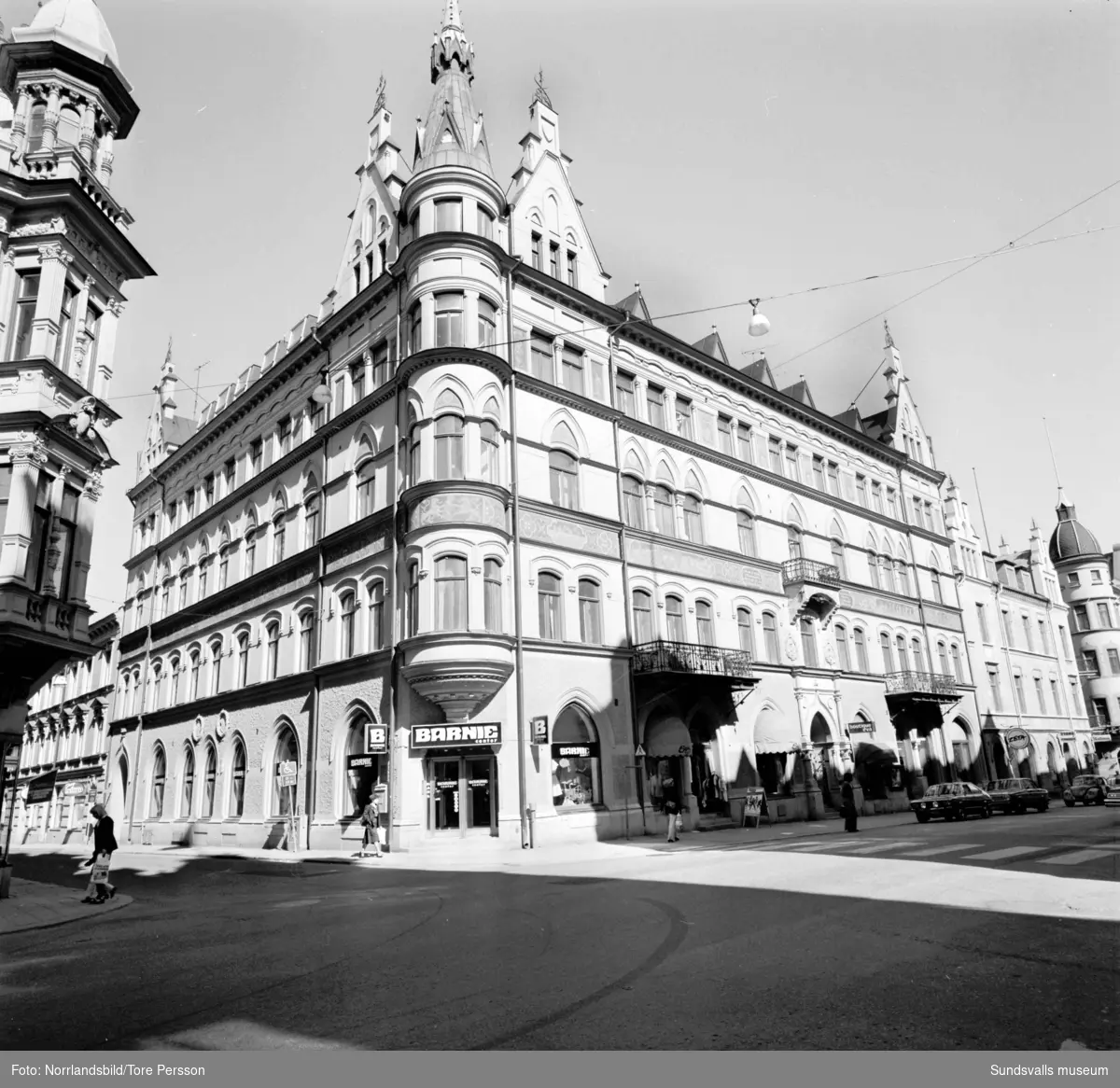 Kvarteret Minerva vid Storgatan/Nybrogatan. På hörnet låg då butiken Barnie center och längre ner på Storgatan finns Boutique Eva och Zeta.