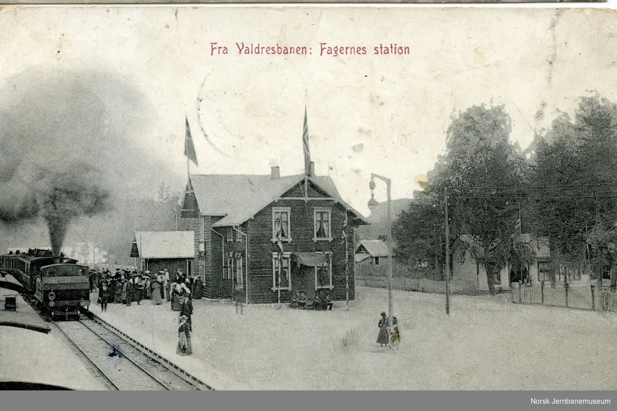 Fagernes stasjon på Valdresbanen. Stasjonsbetjening og bygdefolk på plattformen. Bildet er trolig tatt i forbindelse med åpningen av strekningen Dokka-Fagernes 29.09.1906.