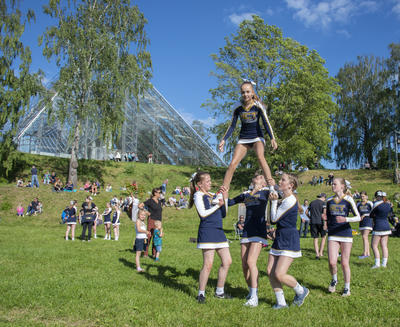 Cheerleaderjenter danner pyramide, Hamardomen i bakgrunnen. (Foto/Photo)