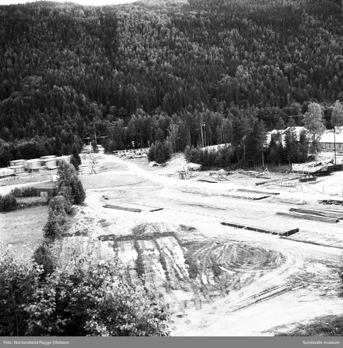 Bygget av Järkvissle kraftverk. Personalbostäder på de två första bilderna, längorna på första bilden är rivna men de flesta husen på bild två finns kvar (2019). Övriga bilder är från byggplatsen nedströms kraftverket.