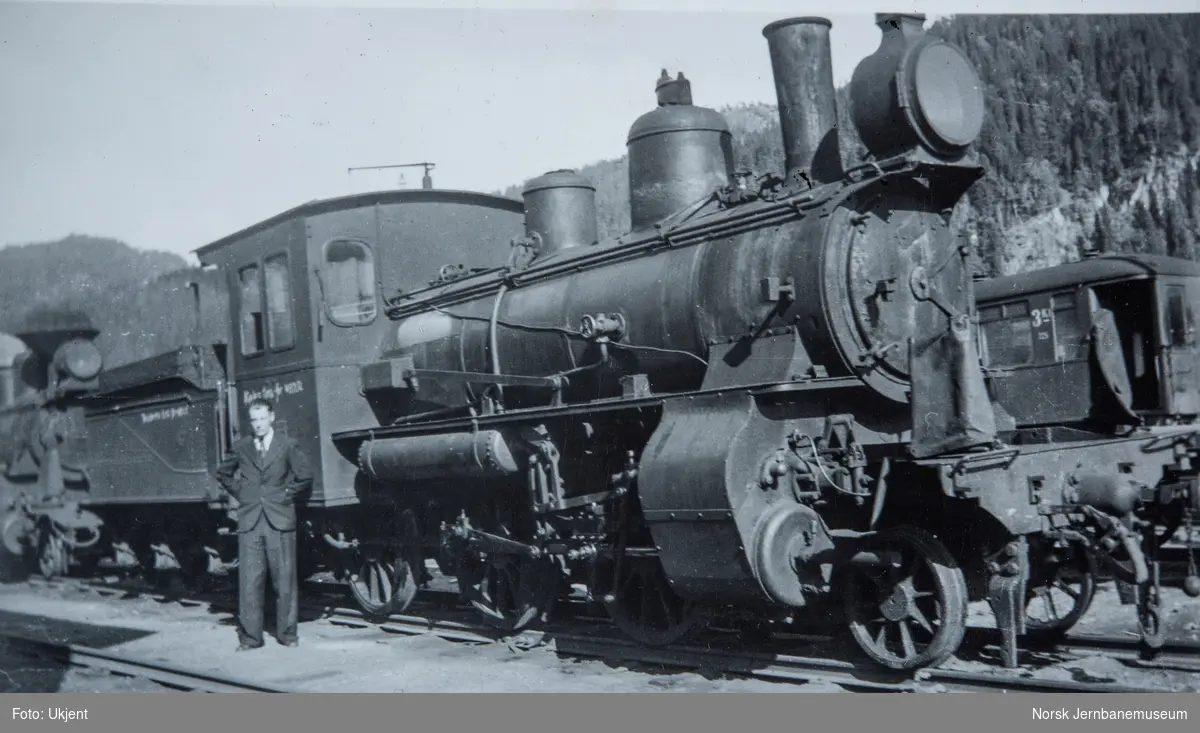 Damplokomotiv type XXIIIa nr. 47 hensatt på Støren stasjon.