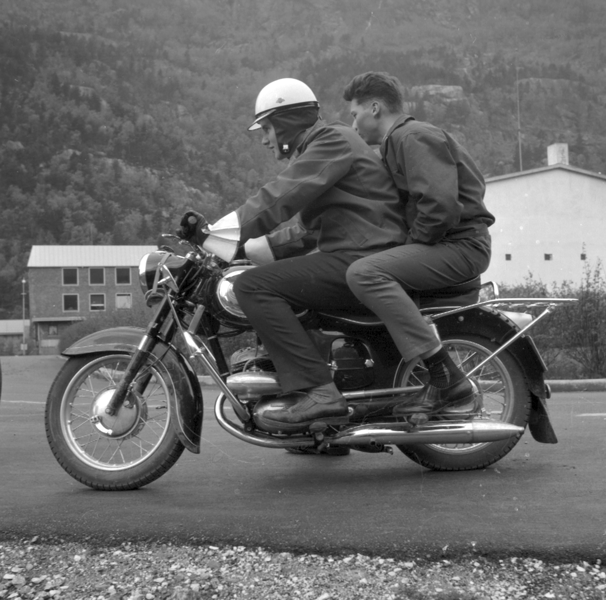 Tor Gunnar Lervik på motorsykkel, med Arne Moe bakpå 