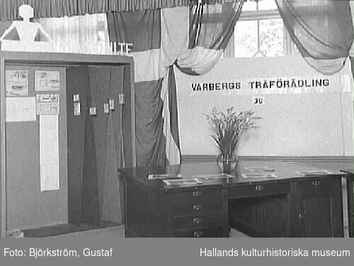 Utställning. Hantverks- och utställningsmässa i Gamlebyskolan, Varberg. Varbergs träförädlingsfabriks monter.