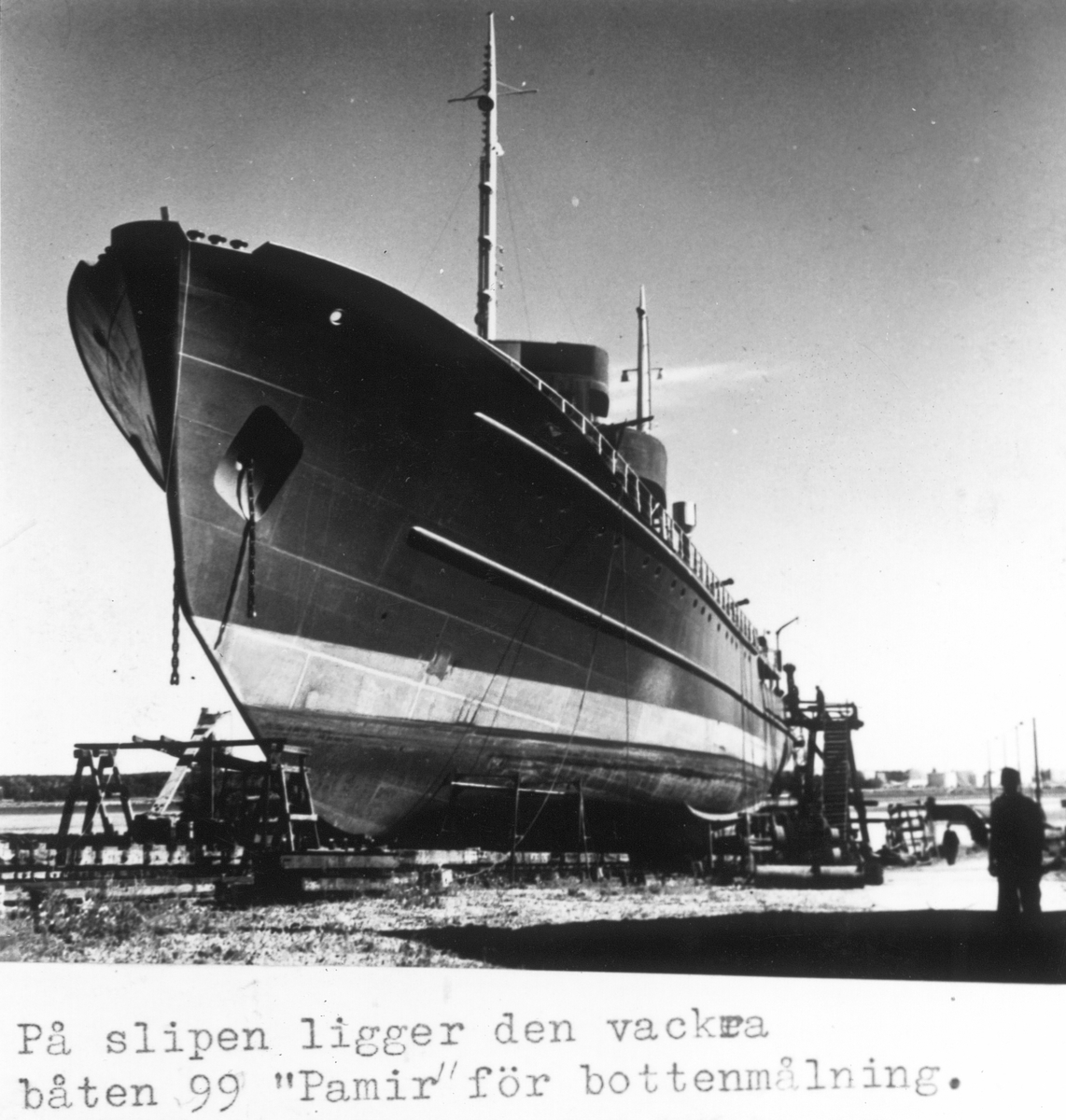 På slipen ligger bärgningsfartyg och högsjöbogserare M/S Pamir för bottenmålning, vid Gävle Varv. Byggd för Sovjets flotta.
