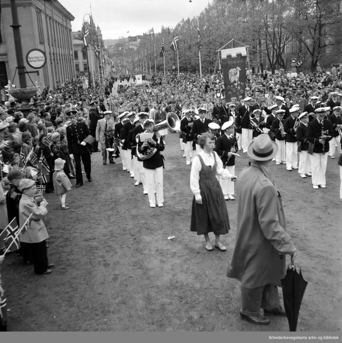 17. mai 1953. Guttemusikkorps. Fanen til Smestad skole.
