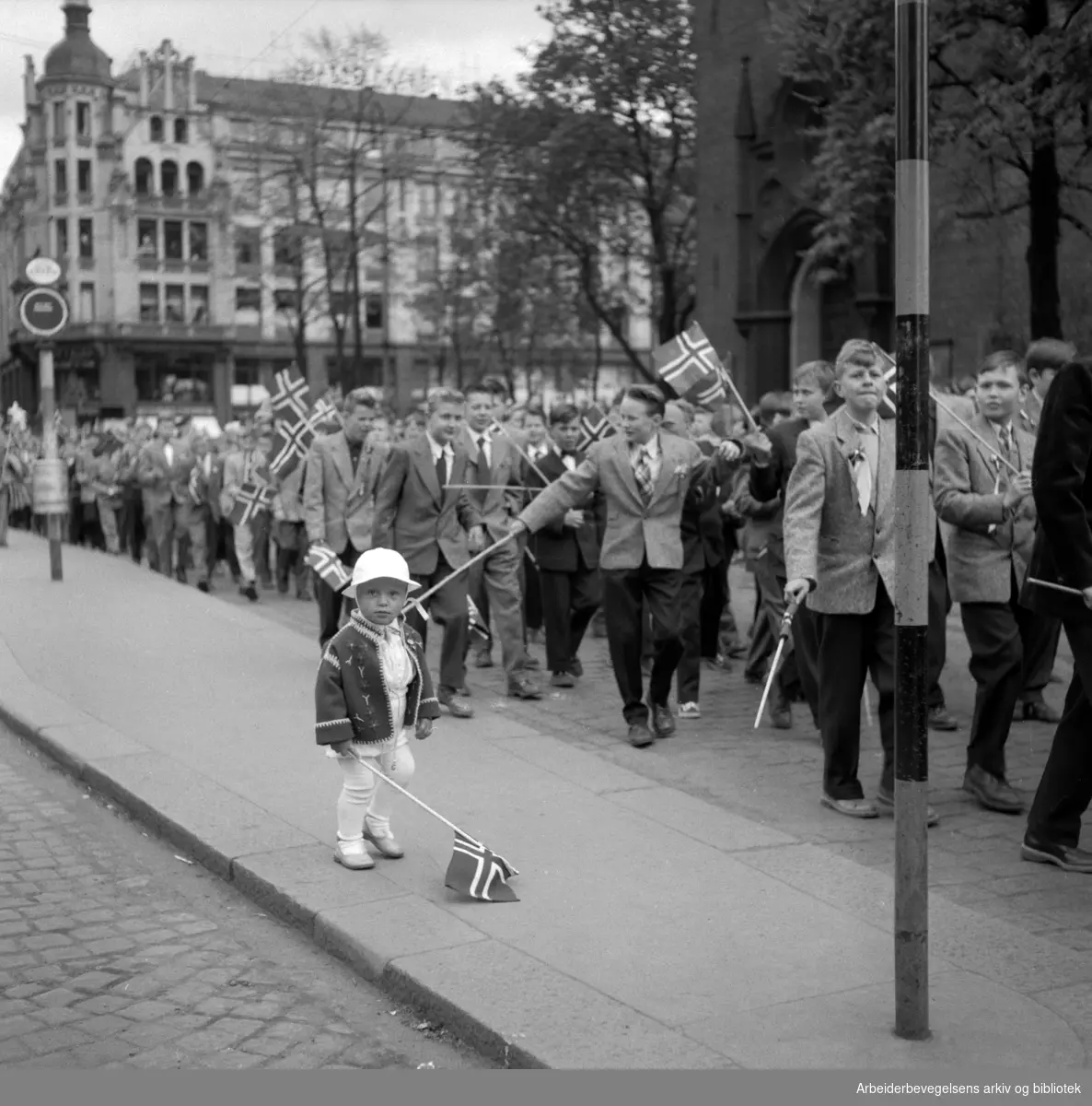 Barnetoget passerer Domkirken i Oslo. 17. mai 1956.