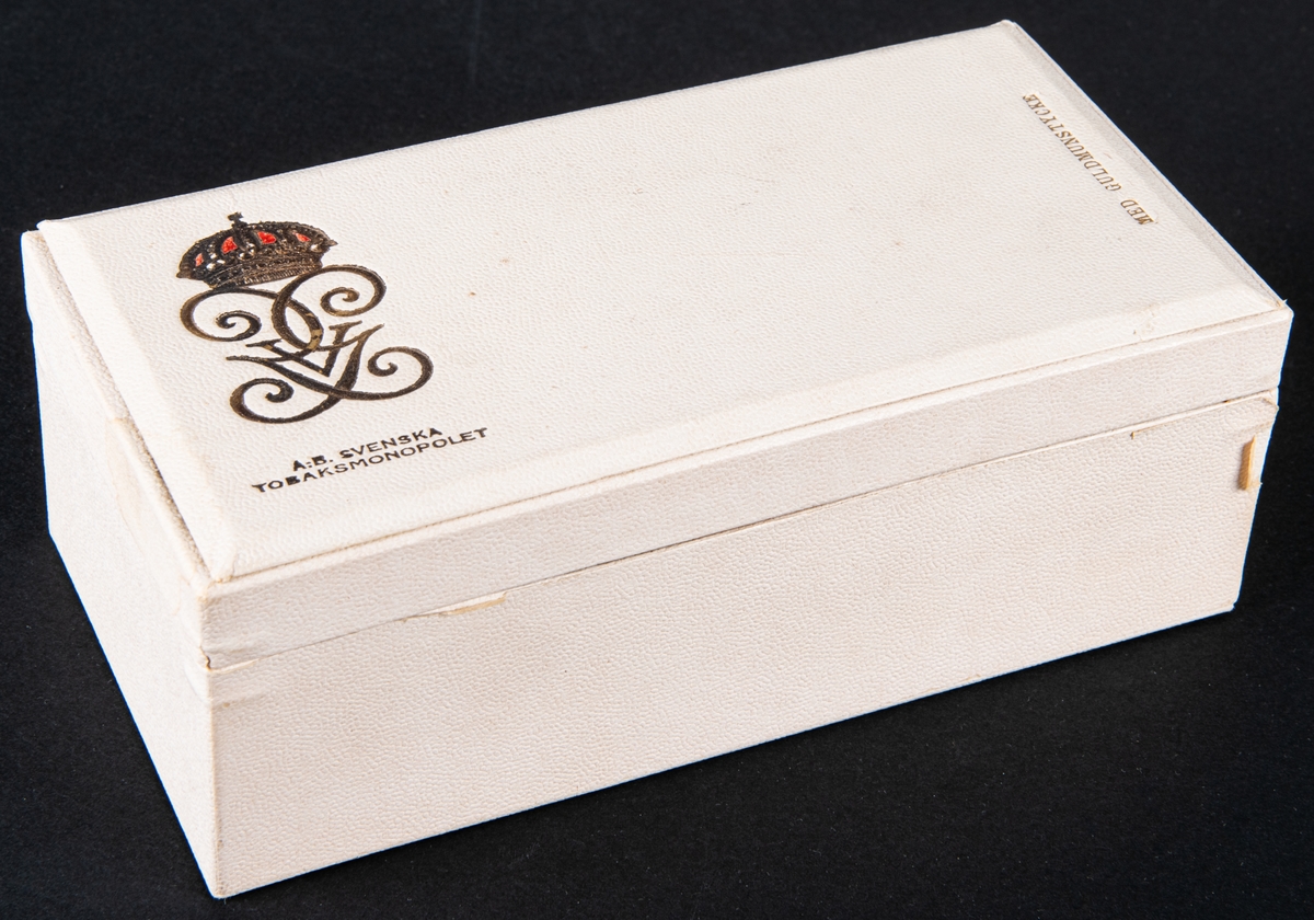 Cigarettförpackningar, 3st, Gustav V:s cigaretter.
Askarnas storlek:
a-b: 8,5x16,5cm
c: 8x12cm