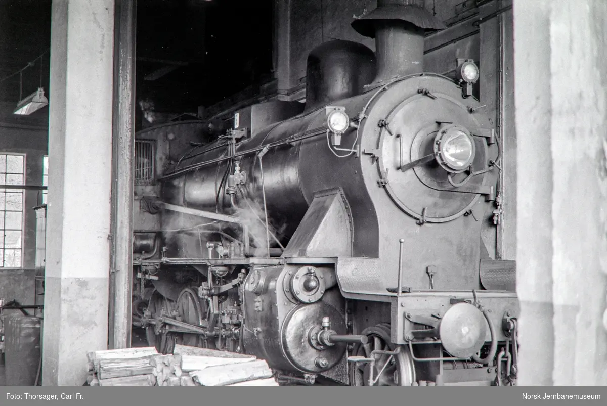 Damplokomotiv type 24b nr. 236 i lokomotivstallen på Kongsberg stasjon.