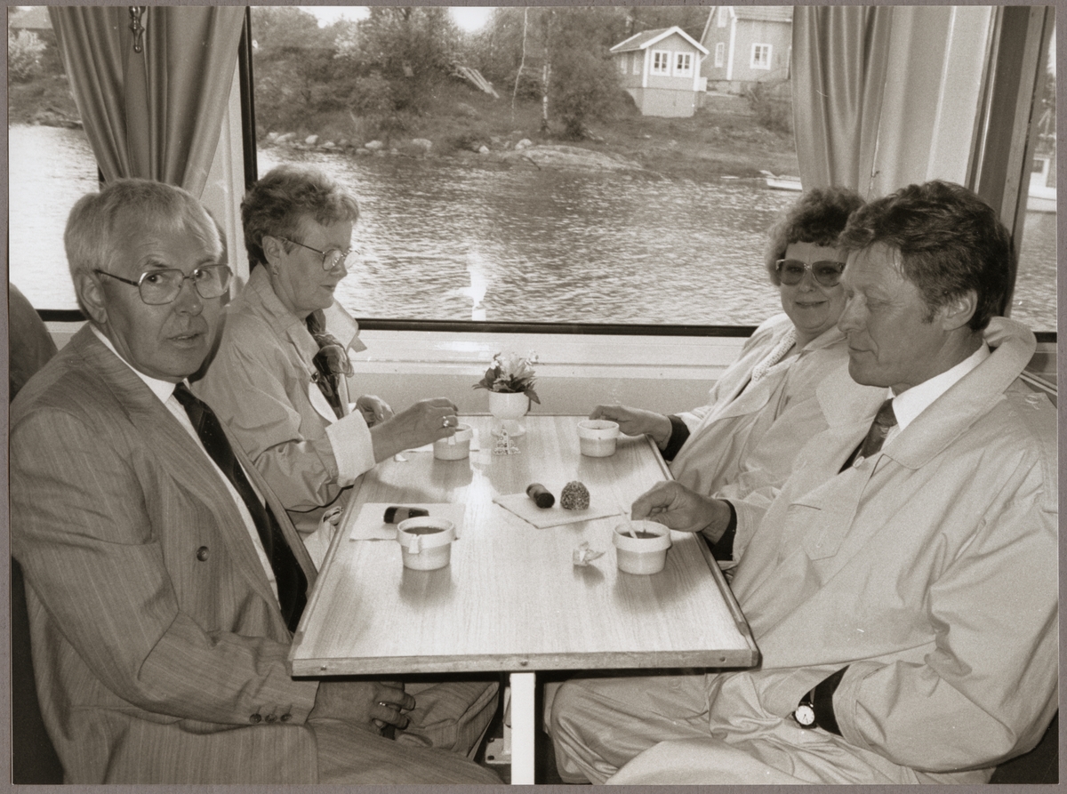 Alf och Görel Westerbacka vid vänstra sidan av bordet med Elving och Märta Eriksson i sällskap på fartyget "Svea Lejon" på Trafikaktiebolaget Grängesberg - Oxelösunds Järnvägar, TGOJ-dagen den 31 maj 1991.