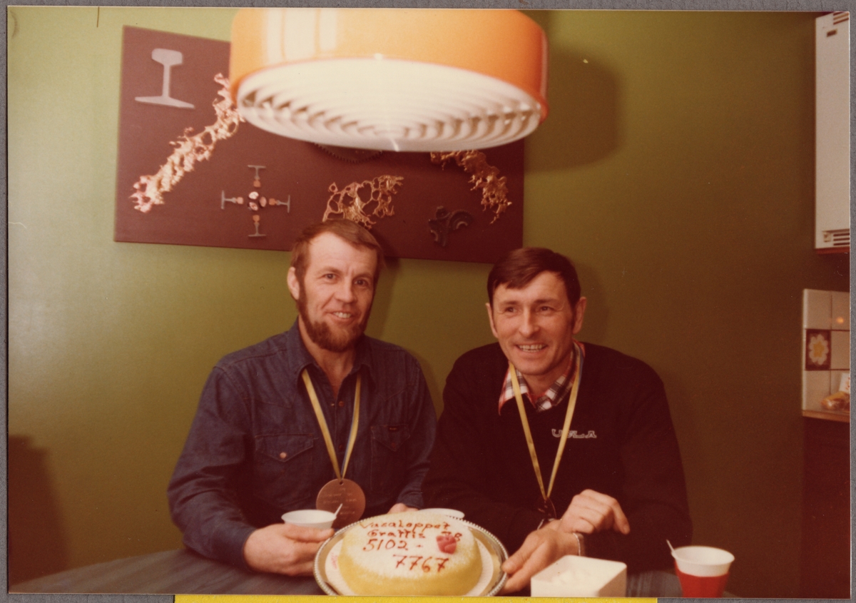 Sture Bäckström och Stig Häggström gratuleras via en tårta för sina placeringar i Vasaloppet.