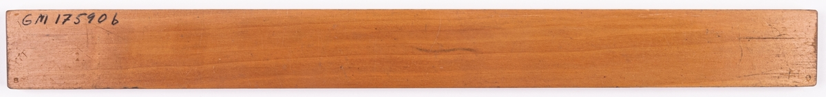 Räknesticka av lövträ med vitmålad framsida.
Förvaras i svart läderimiterat pappetui. På det ena etuiet står A.W FABER Schul Rechenstab, på den andra SOELLNER NEURBERG.
L 28cm, B 2,5cm, Etui L 29cm.
Det andra etuiet saknar lock.