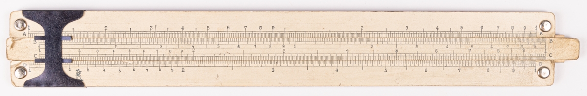 Räknesticka av lövträ med siffersida och baksida av papp. Förvaras i svart läderimiterat pappetui med text. Från firma A.W Faber i Nurnberg.