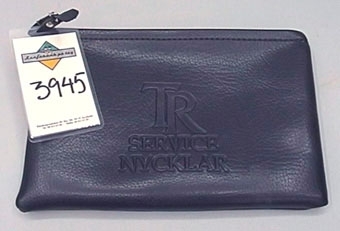 Väska av svart galonvävn med präglad text "TR Service nycklar".
På väskan finns en adresslapp från "Konfererns på tåg" märkt med penna 3945.