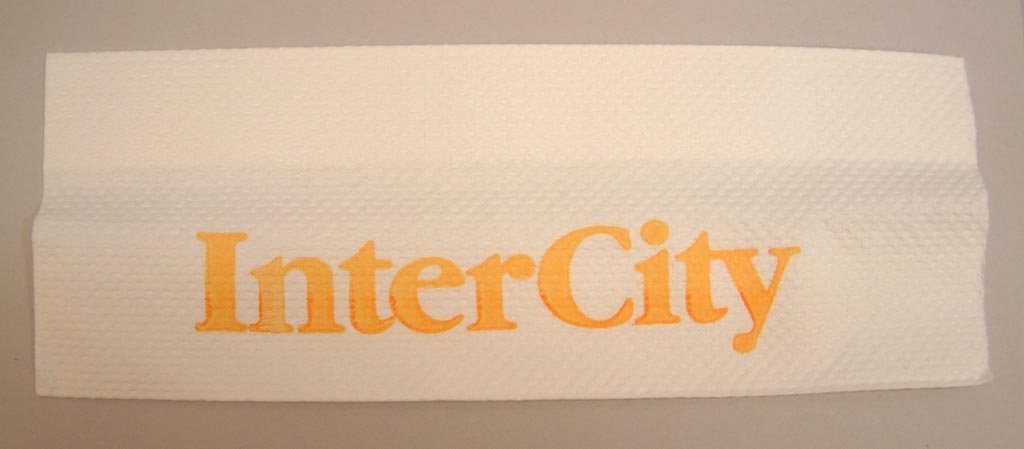 Vit rektangulär pappershandduk med gul text "InterCity".