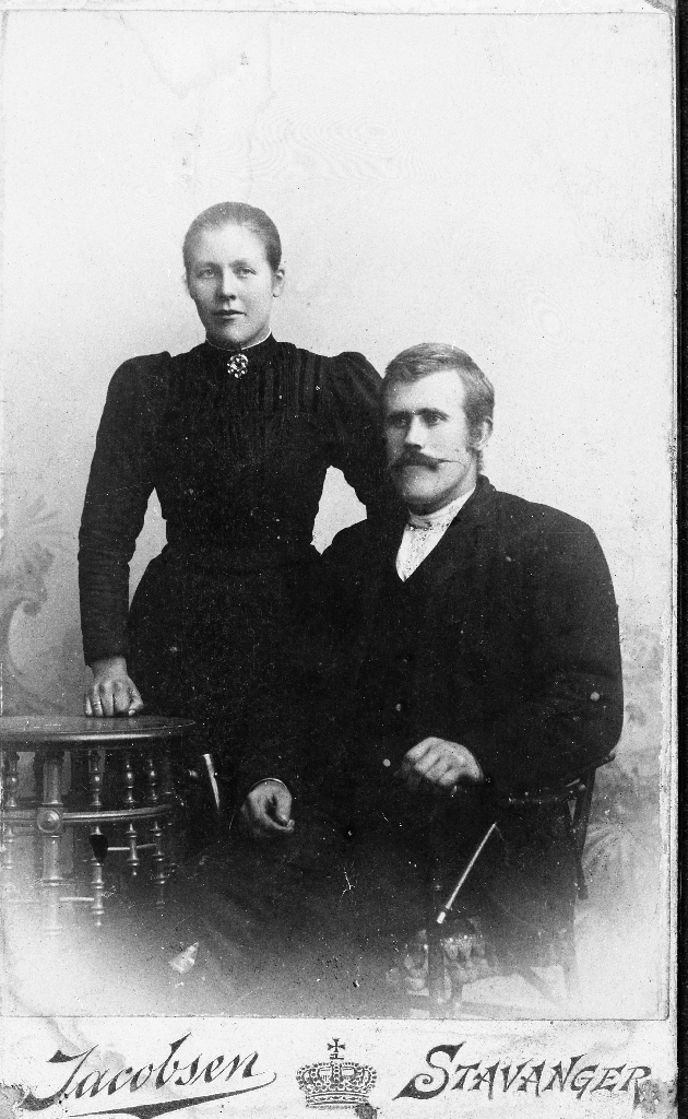 Forlovelsesbilete av Ingeborg Marie Tjåland (1867 - ) og Sven Tørresen Undheim (1874 - ) teke i 1898