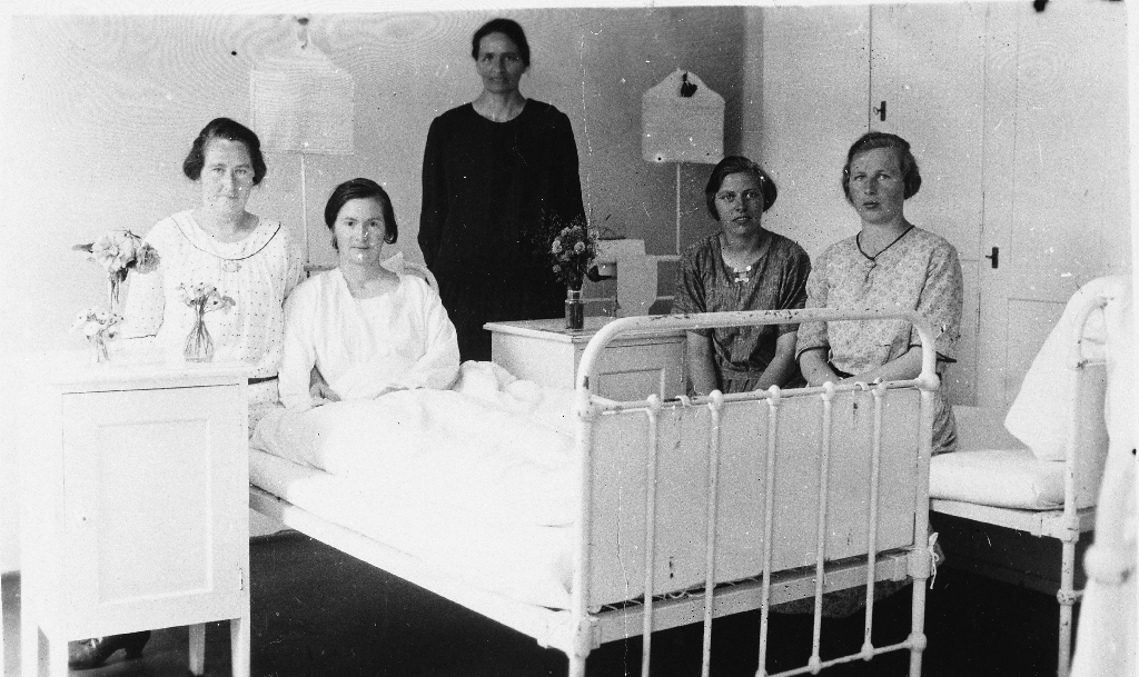 Landeskogen Sanatorium for folksom var sjuke av tuberkulose i Setesdal. Lengst til høgre Ingeborg Auestad.
