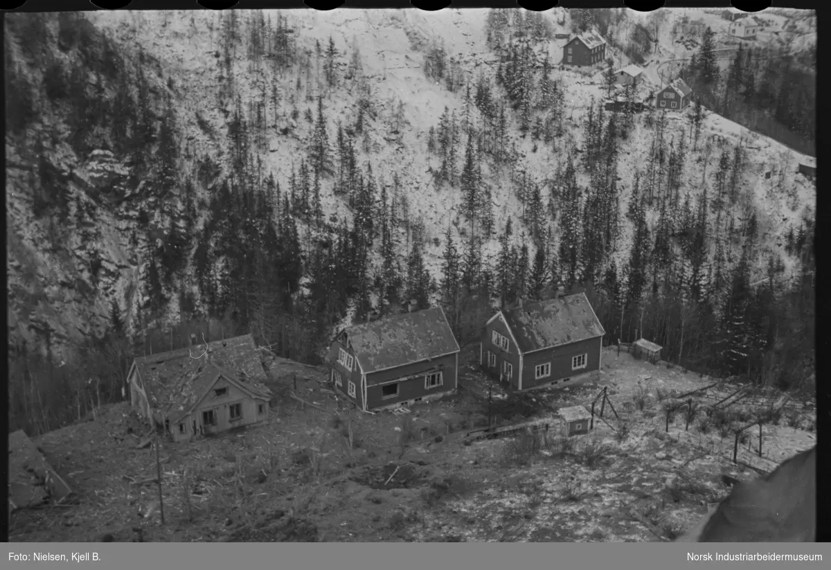 Utvendige ødeleggelser på bolighus på Vemork etter alliert bombing 16. november 1943.