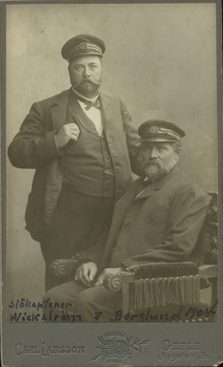 Sjökaptener Wickström och Berglund, 1904.
Berglund sittande, Wickström, stående.