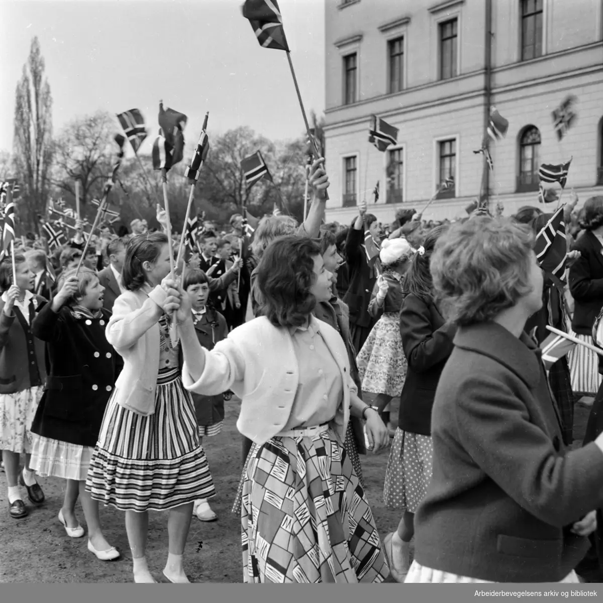 Barnetoget passerer Slottet. 17. mai 1958.