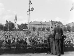Hamardagen 1946. Kong Haakon 7 taler på Stortorget, Hamar. Å