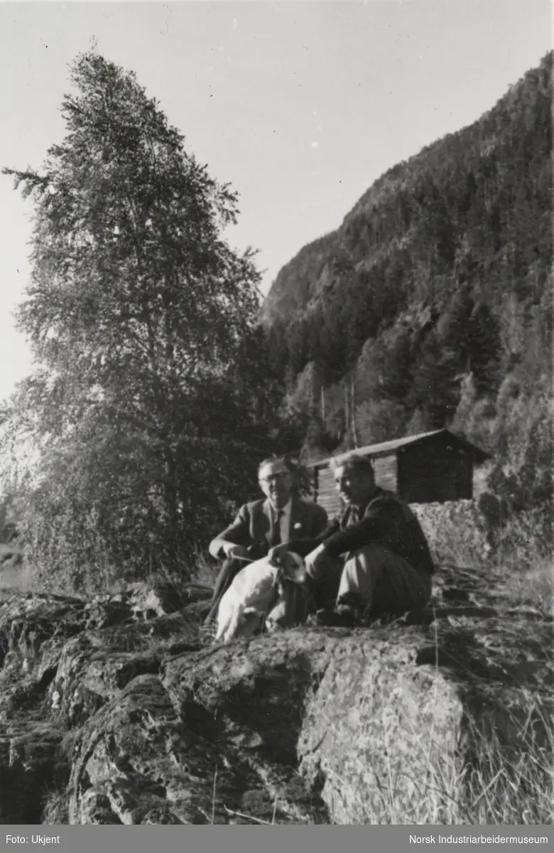 Alfred Schulzc og James Coward med hund på Digernes
