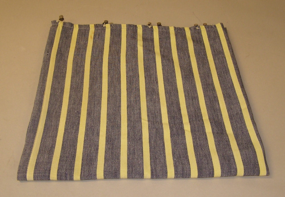 Två gardiner i svart- och gulrandigt tyg.
Nio stycken glidskor för uppsättning av gardinen.