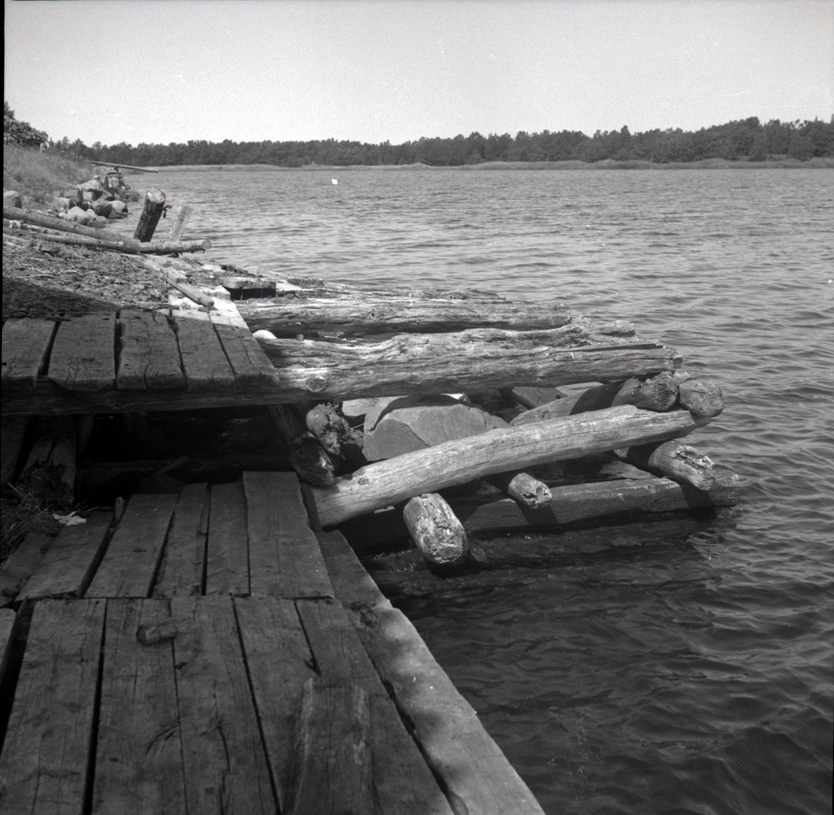Misterhults socken, Kärrviks hamn, träbrygga med stenkista.