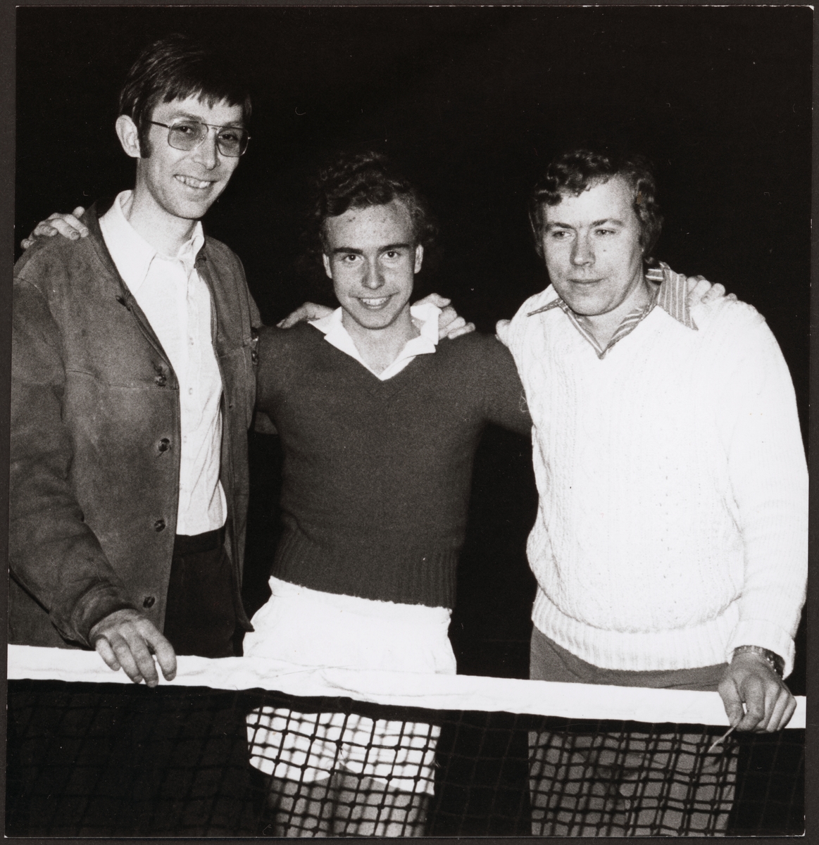 Från vänster: Roland Thörnqvist, Inge Svensson och Bert Johansson. Gruppsegrare i en tennisturnering.
