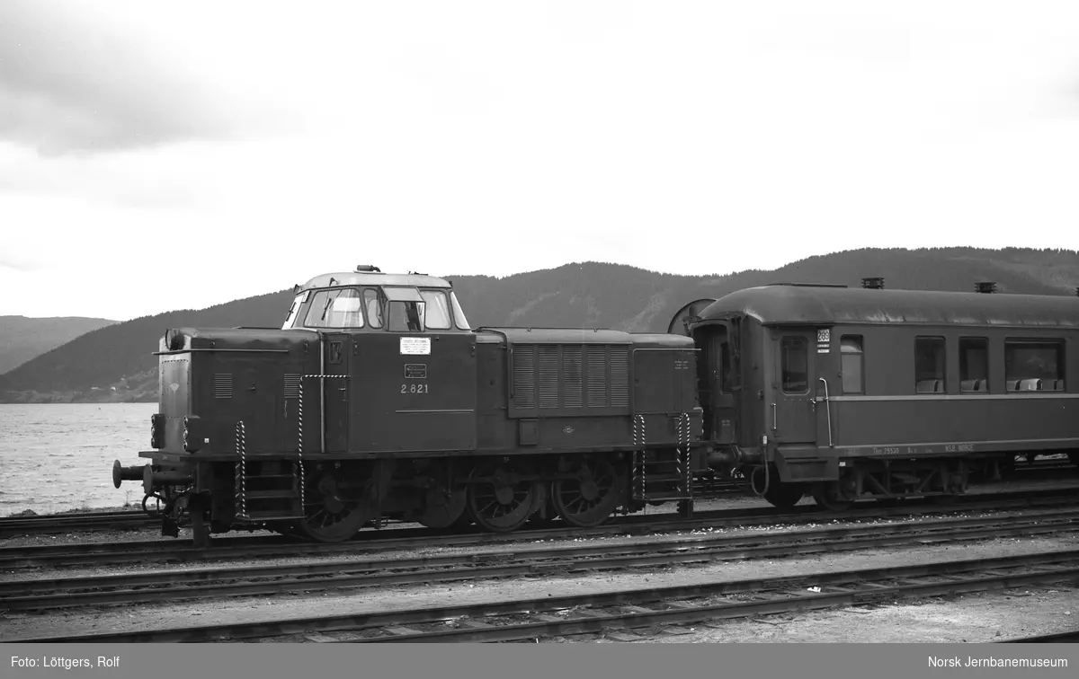 Diesellokomotiv Di 2 821 i skiftetjeneste på Mo i Rana stasjon.