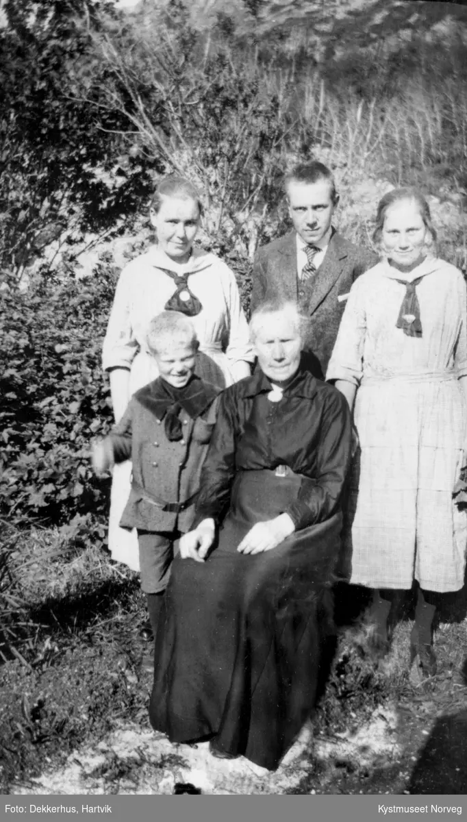 Alvhilde Ofstad og barna, foran til venstre: Reidar, Kristianna, Aksel og Valborg Ofstad