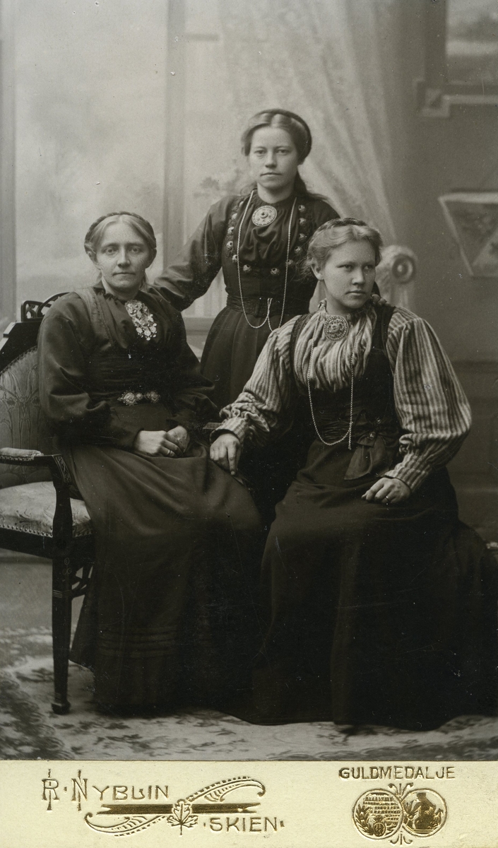 Gruppefoto av 3 kvinner:  Ingerid Sisjord, Guro Eikjarud og Anne Eika