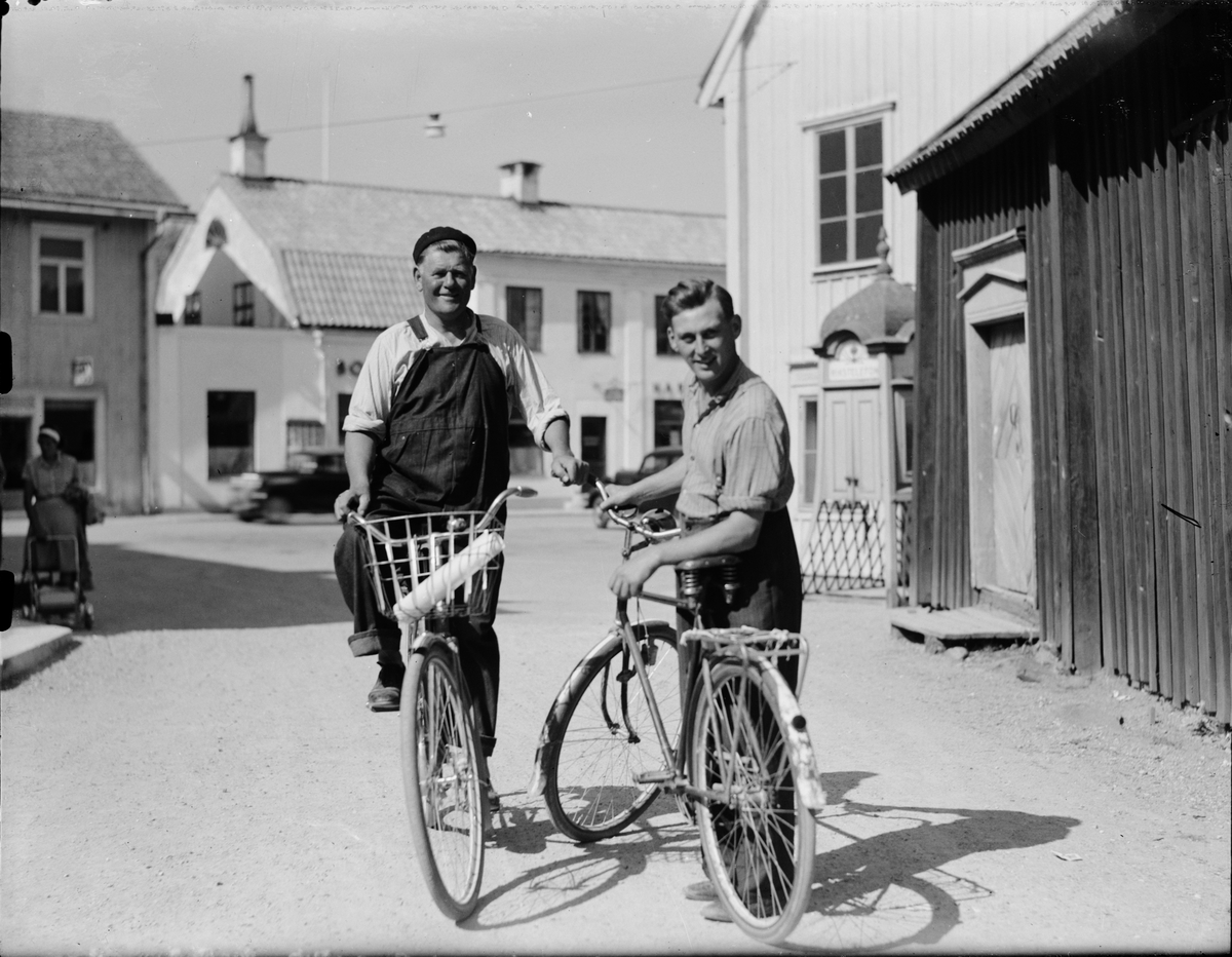 Två män med cyklar, Östhammar, Uppland